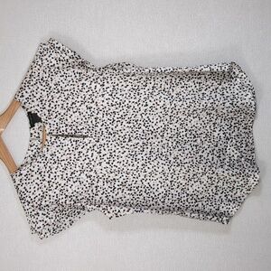 Ann Taylor Women's Short Sleeve Flutter Satin Like Key Hole Pattern Size Small